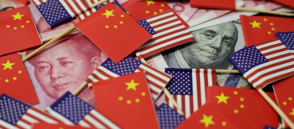 Las banderas de China y EEUU junto al yuan y dólar - Sputnik Mundo