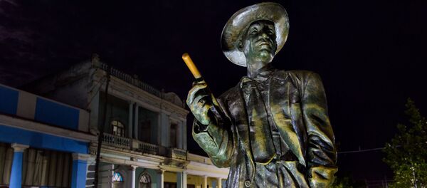 Una estatua del cantante cubano Benny Moré en Cienfuegos, Cuba - Sputnik Mundo