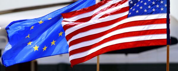 Las banderas de la Unión Europea y de Estados Unidos - Sputnik Mundo
