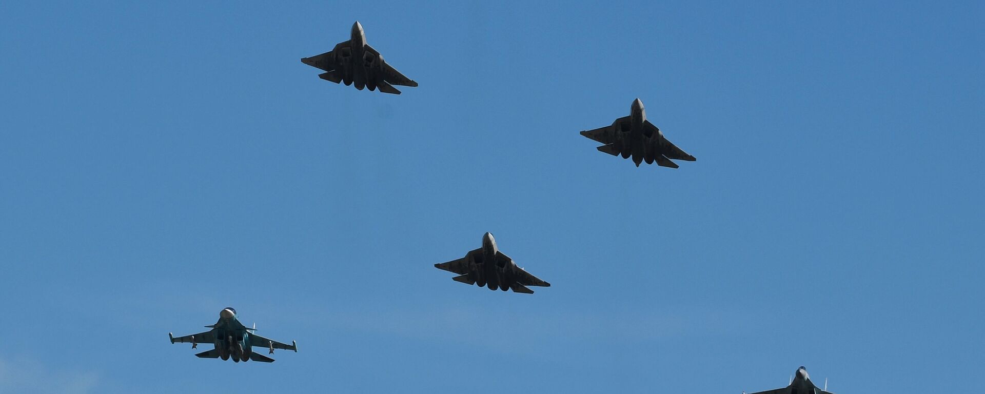 Los cazas rusos Su-57, Su-34 y Su-35 antes del salón MAKS 2019 - Sputnik Mundo, 1920, 24.02.2022