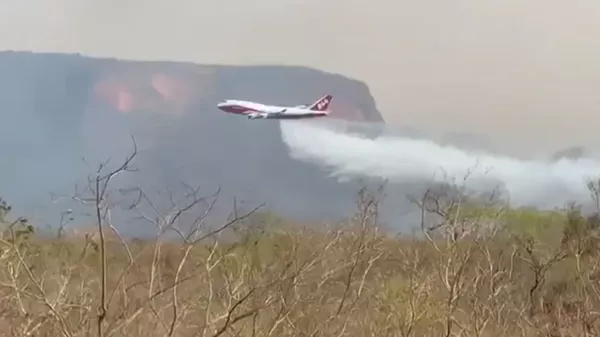 Aviones de Bolivia y Brasil se unen para luchar contra los incendios forestales en la Amazonía (vídeos) Aviones de Bolivia y Brasil se unen para luchar contra los incendios forestales en la Amazonía (vídeos)