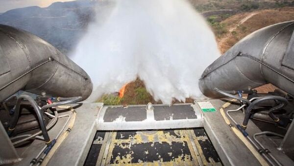 Un avión de la Fuerza Aérea de Brasil lucha contra un incendio forestal (archivo) - Sputnik Mundo