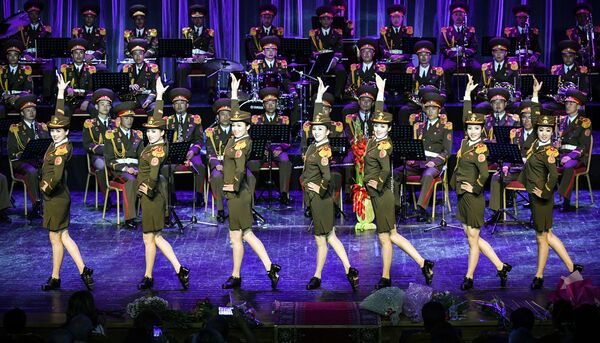 Las militares norcoreanas conquistan a los rusos con su arte - Sputnik Mundo