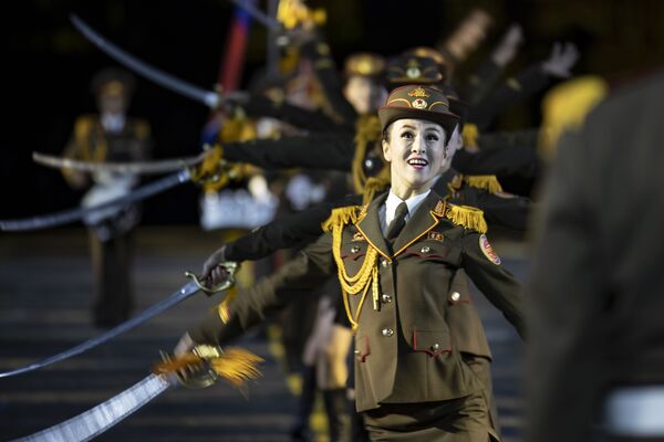 Las militares norcoreanas conquistan a los rusos con su arte - Sputnik Mundo