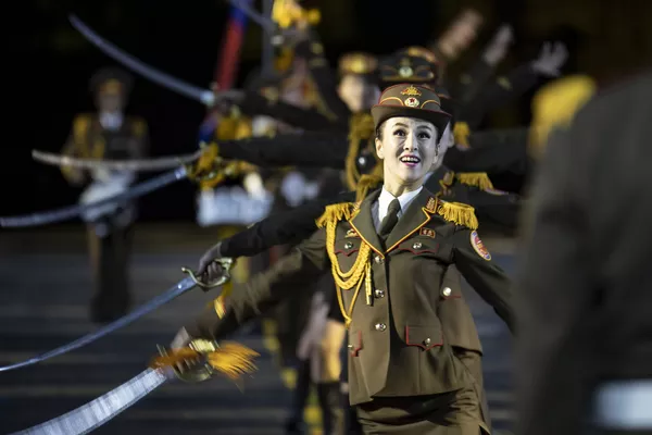 Las militares norcoreanas conquistan a los rusos con su arte Las militares norcoreanas conquistan a los rusos con su arte - Sputnik Mundo