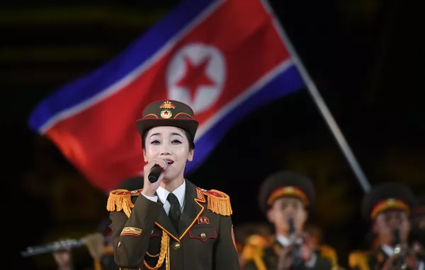 Las militares norcoreanas conquistan a los rusos con su arte Las militares norcoreanas conquistan a los rusos con su arte - Sputnik Mundo