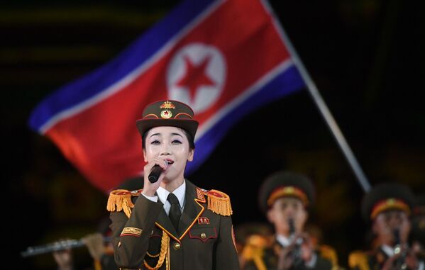 Las militares norcoreanas conquistan a los rusos con su arte - Sputnik Mundo