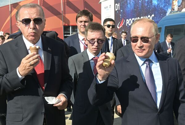 Putin y Erdogan disfrutan de un helado: ¿Pagará también el mío? (vídeo) - Sputnik Mundo