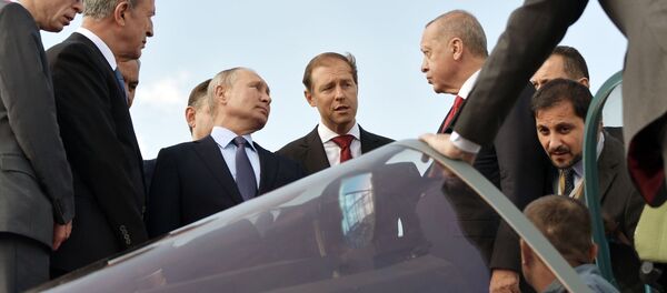 Los presidentes de Rusia y Turquía, Vladímir Putin y Recep Tayyip Erdogan, examinan el Su-57 - Sputnik Mundo