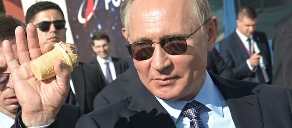 Vladímir Putin, presidente de Rusia, come un helado durante el MAKS 2019 - Sputnik Mundo