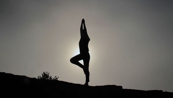 Una persona practicando yoga (imagen referencial) - Sputnik Mundo