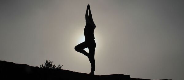 Una persona practicando yoga (imagen referencial) - Sputnik Mundo