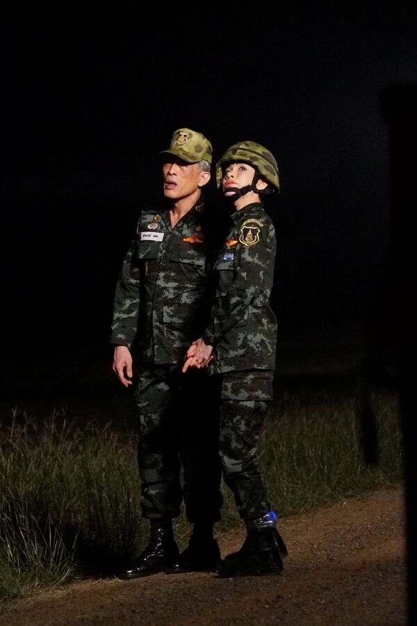 La amante oficial del rey de Tailandia lleva metralleta y pilota en top - Sputnik Mundo