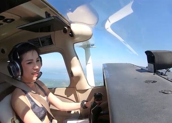 La amante oficial del rey de Tailandia lleva metralleta y pilota en top - Sputnik Mundo