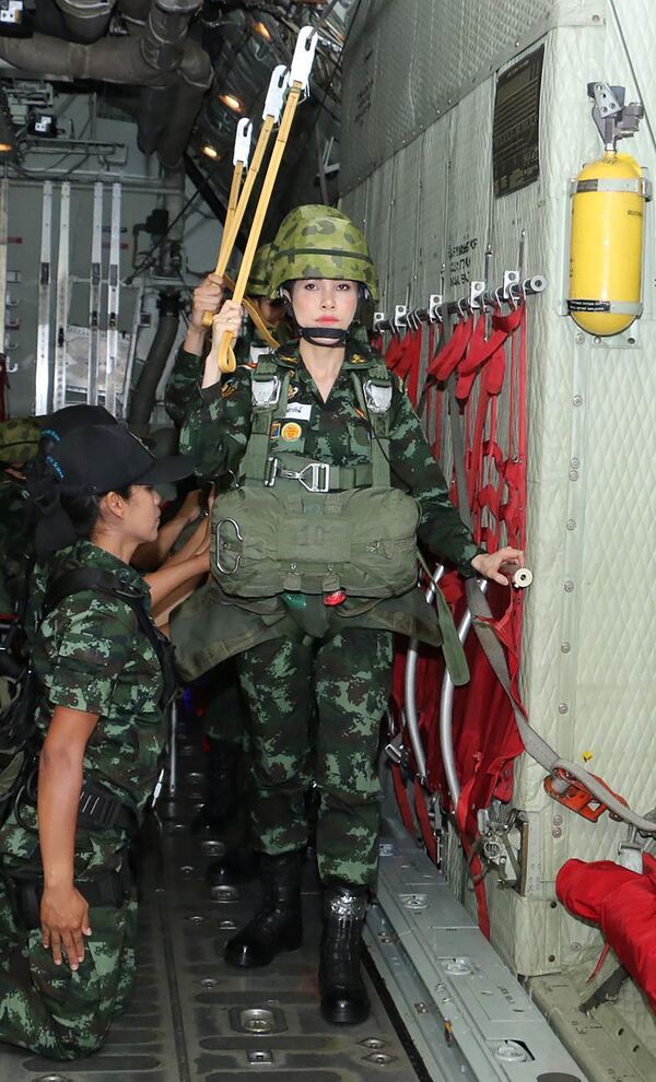 La amante oficial del rey de Tailandia lleva metralleta y pilota en top - Sputnik Mundo