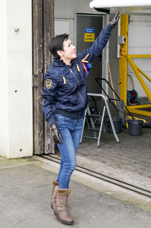 La amante oficial del rey de Tailandia lleva metralleta y pilota en top - Sputnik Mundo