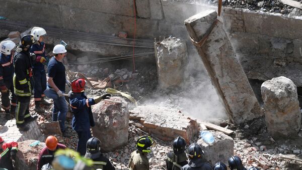 Rescatistas en el lugar del edificio colapsado en Novosibirsk - Sputnik Mundo