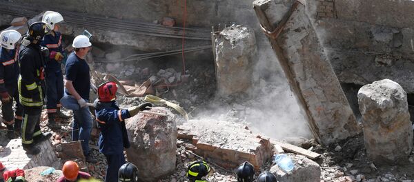 Rescatistas en el lugar del edificio colapsado en Novosibirsk - Sputnik Mundo