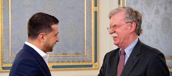 El presidente ucraniano, Volodímir Zelenski, y el asesor presidencial de EEUU para seguridad nacional, John Bolton - Sputnik Mundo
