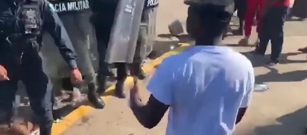 Migrantes y policías se pelean en la frontera de México con Guatemala  - Sputnik Mundo