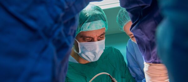 Unos médicos de centro Blojín hacen una operación - Sputnik Mundo