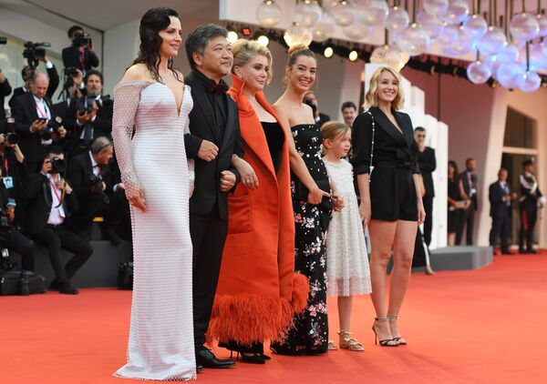 Las estrellas desfilan por la alfombra roja del 76 Festival Internacional de Cine de Venecia
Las estrellas desfilan por la alfombra roja del 76 Festival Internacional de Cine de Venecia
- Sputnik Mundo
