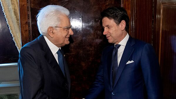 El presidente de Italia, Sergio Mattarella junto al primer ministro italiano Giuseppe Conte El presidente de Italia, Sergio Mattarella junto al primer ministro italiano Giuseppe Conte - Sputnik Mundo