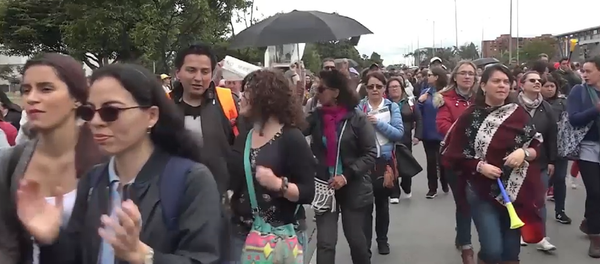 Profesores toman las calles de Bogotá durante una huelga nacional - Sputnik Mundo