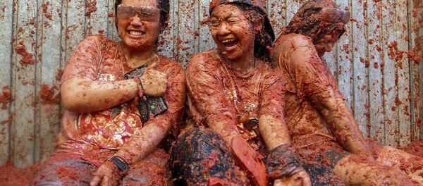 Участники фестиваля Томатина в Буньоле, Испания - Sputnik Mundo