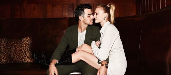 Sophie Turner junto a su esposo, Joe Jonas Sophie Turner junto a su esposo, Joe Jonas - Sputnik Mundo