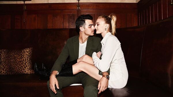 Sophie Turner junto a su esposo, Joe Jonas - Sputnik Mundo