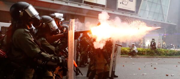 La policía antidisturbios durante las protestas en Hong Kong - Sputnik Mundo