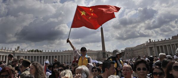 Un fiel chino agita una bandera en la audiencia del Papa Francisco en la plaza de San Pedro en el Vaticano - Sputnik Mundo