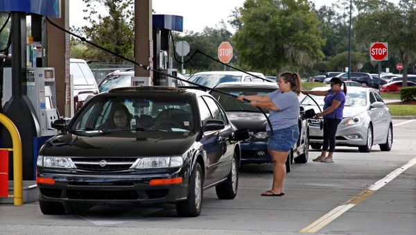 Los residentes de Florida llenan sus coches con gas tras el aviso del huracán Dorian Los residentes de Florida llenan sus coches con gas tras el aviso del huracán Dorian - Sputnik Mundo