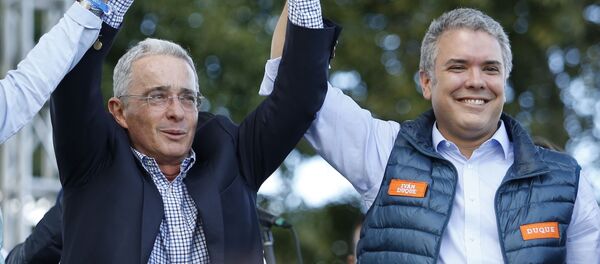 Álvaro Uribe (izda.) y Iván Duque (dcha.), políticos colombianos (archivo) - Sputnik Mundo
