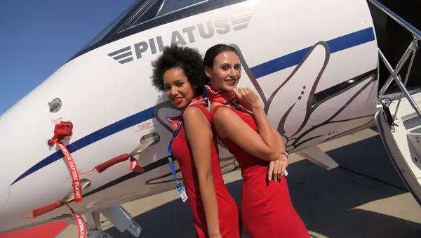 Девушки фотографируются на фоне швейцарского бизнес-джета Pilatus PC-24 на Международном авиационно-космическом салоне МАКС-2019 в подмосковном Жуковском - Sputnik Mundo