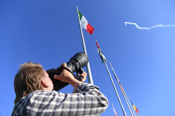 Фотограф на Международном авиационно-космическом салоне МАКС-2019 в подмосковном Жуковском - Sputnik Mundo