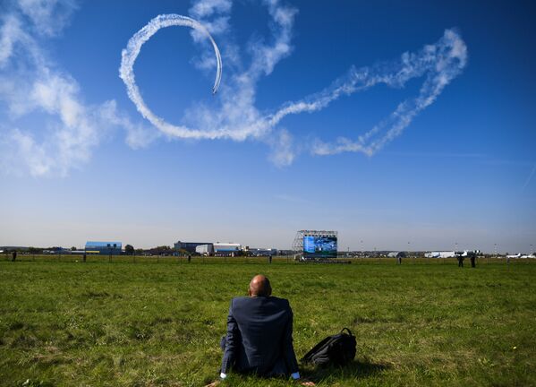 Пилотажная группа ANBO на самолетах Як-50 выполняет полет на Международном авиационно-космическом салоне МАКС-2019 в подмосковном Жуковском - Sputnik Mundo