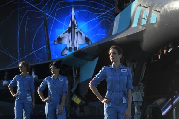 Девушки у российского многофункционального фронтового истребителя МиГ-35 на Международном авиационно-космическом салоне МАКС-2019 в подмосковном Жуковском - Sputnik Mundo