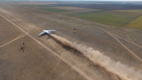 Así aterrizan los aviones de transporte en las estepas rusas  - Sputnik Mundo