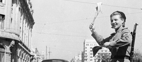 Una mujer soviética controla el tráfico en Bucarest - Sputnik Mundo