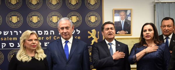El primer ministro de Israel, Benjamín Netanyahu, y el presidente de Honduras, Juan Orlando Hernández, junto a sus mujeres El primer ministro de Israel, Benjamín Netanyahu, y el presidente de Honduras, Juan Orlando Hernández, junto a sus mujeres - Sputnik Mundo