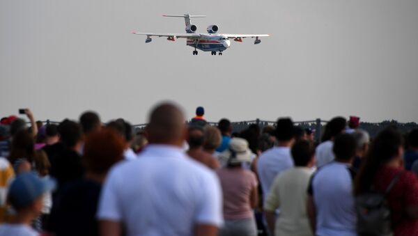 Espectadores durante una exhibición en el salón aeroespacial MAKS 2019 - Sputnik Mundo