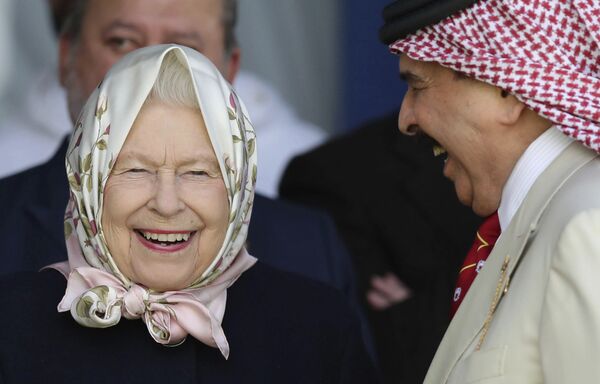 La reina Isabel se mofa de unos turistas estadounidenses que no la reconocen La reina Isabel se mofa de unos turistas estadounidenses que no la reconocen - Sputnik Mundo