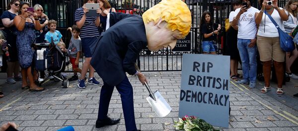 Protestas contra la decisión del primer ministro británico , Boris Johnson, de suspender el Parlamento Protestas contra la decisión del primer ministro británico , Boris Johnson, de suspender el Parlamento - Sputnik Mundo