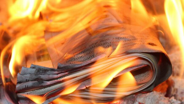 Un diario prendiéndose fuego (imagen referencial) - Sputnik Mundo