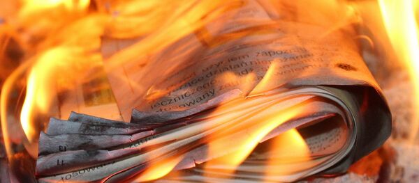 Un diario prendiéndose fuego (imagen referencial) Un diario prendiéndose fuego (imagen referencial) - Sputnik Mundo