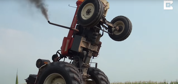 ¡Qué destreza! Un granjero indio hace maniobras con su tractor - Sputnik Mundo