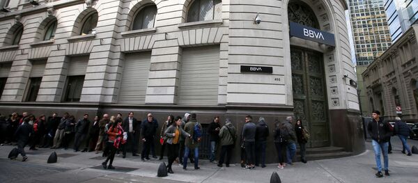 Un grupo de personas hacen fila en las afueras del banco BBVA en Buenos Aires - Sputnik Mundo