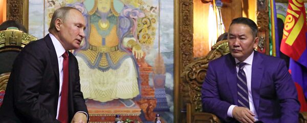 El presidente de Rusia, Vladímir Putin, con su homólogo de Mongolia, Khaltmaa Battulga - Sputnik Mundo